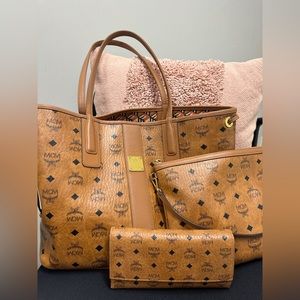 ⭐️MCM Large Reversible Liz Shopper, Pouch, & Trifold Wallet Set in Visetos.⭐️